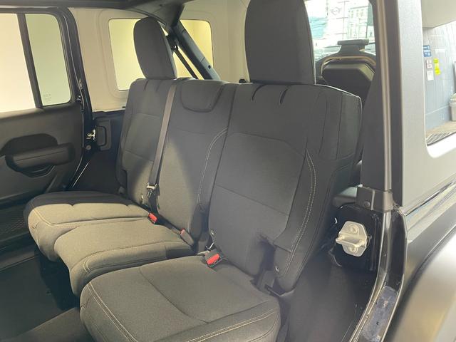 ジープ・ラングラーアンリミテッド スポーツ　登録済未使用車　１２．３型ナビ　ワイヤレスＡｐｐｌｅＣａｒＰｌａｙ　バックカメラ　アダプティブクルーズコントロール　ＬＥＤヘッドライト　ＡＴタイヤ（45枚目）