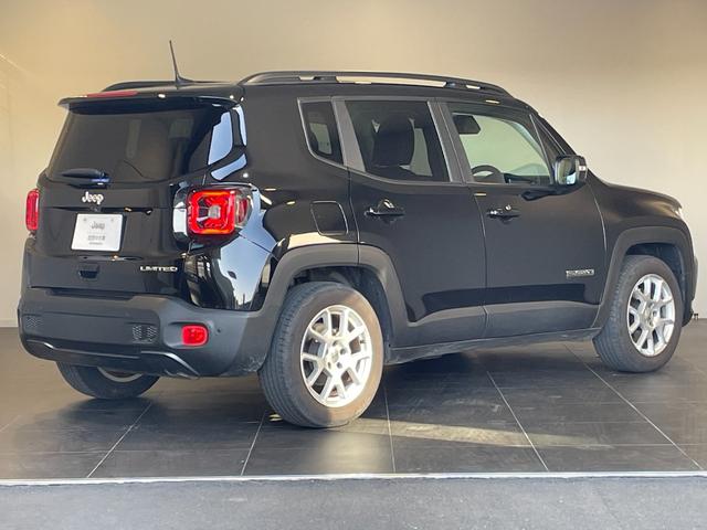 ジープ・レネゲード リミテッド　禁煙車　ＬＥＤヘッドライト　純正ドライブレコーダー前後　電動本革シート　ＡｐｐｌｅＣａｒＰｌａｙ　８．４型ナビ　バックカメラ　ＥＴＣ２．０　アダプティブクルーズコントロール　電動パーキングブレーキ（8枚目）