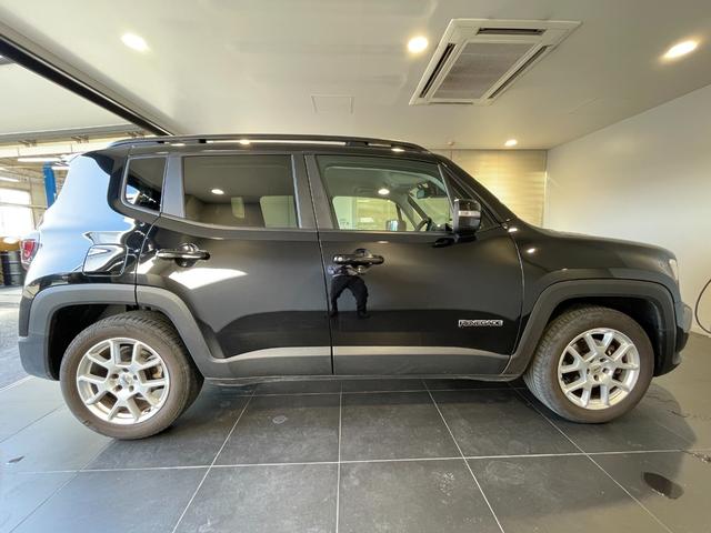 ジープ・レネゲード リミテッド　禁煙車　ＬＥＤヘッドライト　純正ドライブレコーダー前後　電動本革シート　ＡｐｐｌｅＣａｒＰｌａｙ　８．４型ナビ　バックカメラ　ＥＴＣ２．０　アダプティブクルーズコントロール　電動パーキングブレーキ（11枚目）