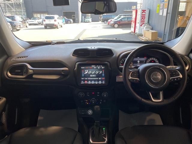 ジープ・レネゲード リミテッド　禁煙車　ＬＥＤヘッドライト　純正ドライブレコーダー前後　電動本革シート　ＡｐｐｌｅＣａｒＰｌａｙ　８．４型ナビ　バックカメラ　ＥＴＣ２．０　アダプティブクルーズコントロール　電動パーキングブレーキ（13枚目）