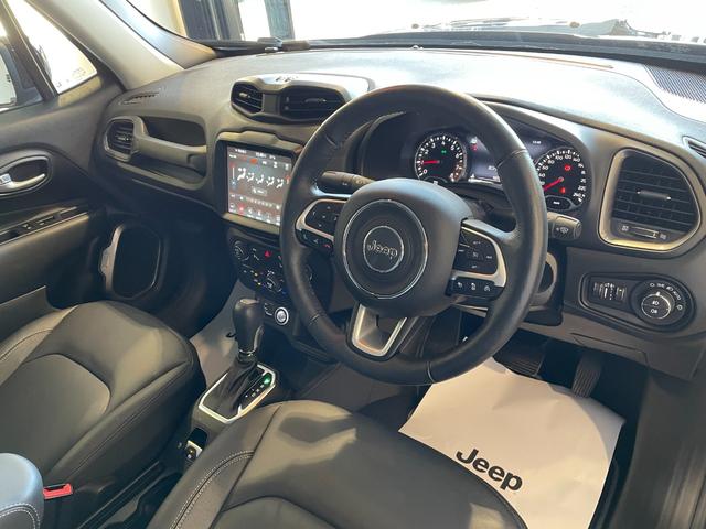 ジープ・レネゲード リミテッド　禁煙車　ＬＥＤヘッドライト　純正ドライブレコーダー前後　電動本革シート　ＡｐｐｌｅＣａｒＰｌａｙ　８．４型ナビ　バックカメラ　ＥＴＣ２．０　アダプティブクルーズコントロール　電動パーキングブレーキ（15枚目）