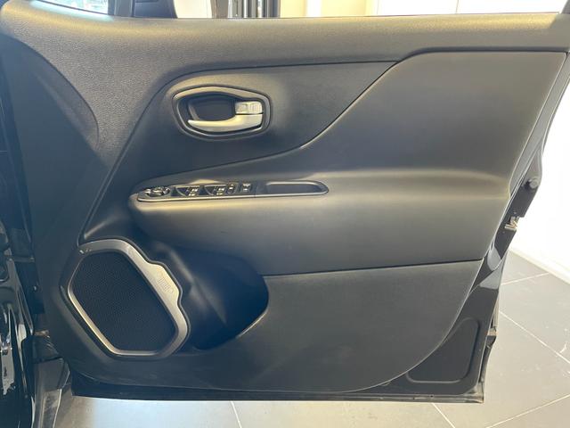 ジープ・レネゲード リミテッド　禁煙車　ＬＥＤヘッドライト　純正ドライブレコーダー前後　電動本革シート　ＡｐｐｌｅＣａｒＰｌａｙ　８．４型ナビ　バックカメラ　ＥＴＣ２．０　アダプティブクルーズコントロール　電動パーキングブレーキ（16枚目）