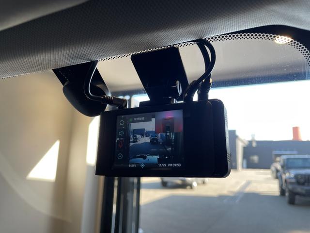 ジープ・レネゲード リミテッド　禁煙車　ＬＥＤヘッドライト　純正ドライブレコーダー前後　電動本革シート　ＡｐｐｌｅＣａｒＰｌａｙ　８．４型ナビ　バックカメラ　ＥＴＣ２．０　アダプティブクルーズコントロール　電動パーキングブレーキ（27枚目）