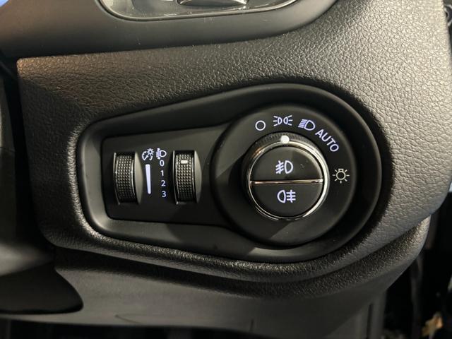 ジープ・レネゲード リミテッド　電動本革シート　アダプティブクルーズコントロール　シートヒーター（17枚目）