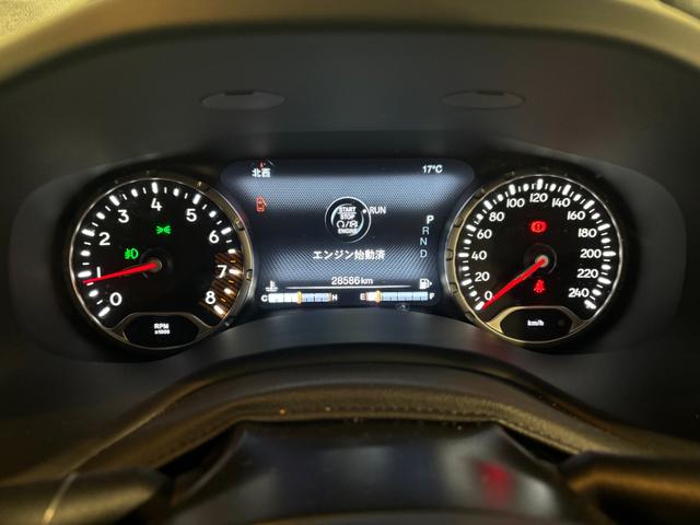 ジープ・レネゲード リミテッド　電動本革シート　アダプティブクルーズコントロール　シートヒーター（18枚目）