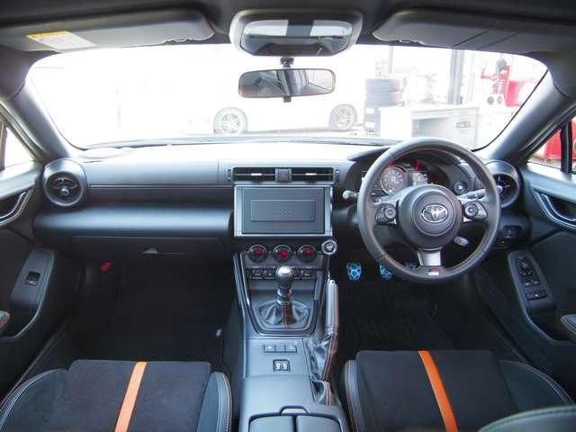 ＧＲ８６ ＲＺ　１０周年限定車　フロア６速ＭＴ　チャージスピードフルエアロ　ＨＫＳ車高調　ＳＫＩＤＲＡＣＩＮＧアーム／ロッド　１７インチＡＷ（ＲＡＹＳグラムライツ５７ＣＡ）・ＡＰＥＸマフラー（3枚目）