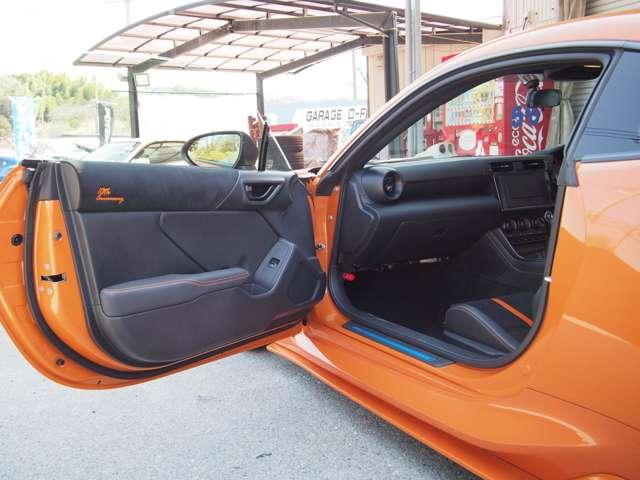 ＧＲ８６ ＲＺ　１０周年限定車　フロア６速ＭＴ　チャージスピードフルエアロ　ＨＫＳ車高調　ＳＫＩＤＲＡＣＩＮＧアーム／ロッド　１７インチＡＷ（ＲＡＹＳグラムライツ５７ＣＡ）・ＡＰＥＸマフラー（4枚目）