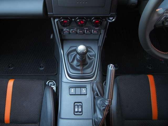 ＧＲ８６ ＲＺ　１０周年限定車　フロア６速ＭＴ　チャージスピードフルエアロ　ＨＫＳ車高調　ＳＫＩＤＲＡＣＩＮＧアーム／ロッド　１７インチＡＷ（ＲＡＹＳグラムライツ５７ＣＡ）・ＡＰＥＸマフラー（5枚目）