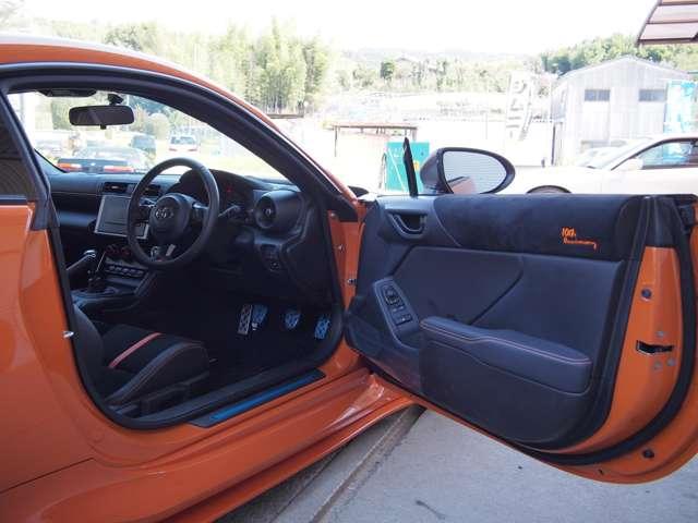 ＧＲ８６ ＲＺ　１０周年限定車　フロア６速ＭＴ　チャージスピードフルエアロ　ＨＫＳ車高調　ＳＫＩＤＲＡＣＩＮＧアーム／ロッド　１７インチＡＷ（ＲＡＹＳグラムライツ５７ＣＡ）・ＡＰＥＸマフラー（6枚目）