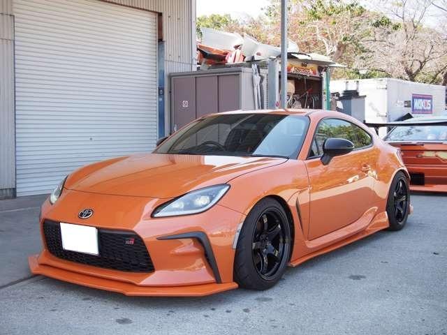 ＧＲ８６ ＲＺ　１０周年限定車　フロア６速ＭＴ　チャージスピードフルエアロ　ＨＫＳ車高調　ＳＫＩＤＲＡＣＩＮＧアーム／ロッド　１７インチＡＷ（ＲＡＹＳグラムライツ５７ＣＡ）・ＡＰＥＸマフラー（11枚目）