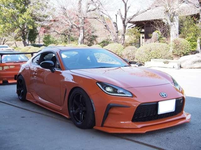 ＧＲ８６ ＲＺ　１０周年限定車　フロア６速ＭＴ　チャージスピードフルエアロ　ＨＫＳ車高調　ＳＫＩＤＲＡＣＩＮＧアーム／ロッド　１７インチＡＷ（ＲＡＹＳグラムライツ５７ＣＡ）・ＡＰＥＸマフラー（12枚目）