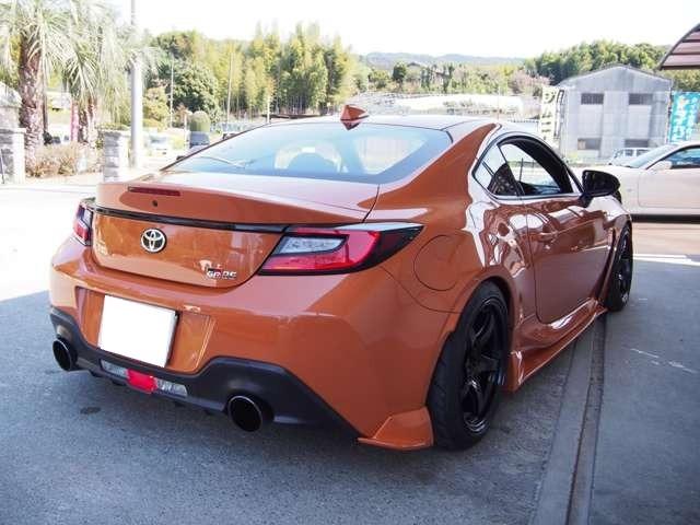 ＧＲ８６ ＲＺ　１０周年限定車　フロア６速ＭＴ　チャージスピードフルエアロ　ＨＫＳ車高調　ＳＫＩＤＲＡＣＩＮＧアーム／ロッド　１７インチＡＷ（ＲＡＹＳグラムライツ５７ＣＡ）・ＡＰＥＸマフラー（13枚目）