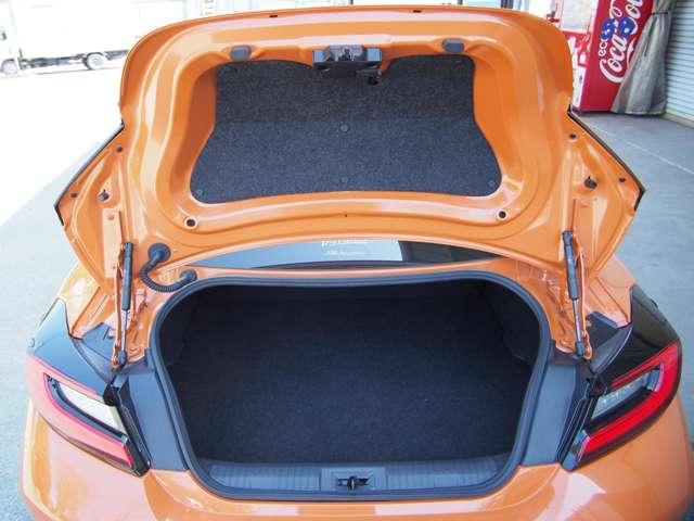 ＧＲ８６ ＲＺ　１０周年限定車　フロア６速ＭＴ　チャージスピードフルエアロ　ＨＫＳ車高調　ＳＫＩＤＲＡＣＩＮＧアーム／ロッド　１７インチＡＷ（ＲＡＹＳグラムライツ５７ＣＡ）・ＡＰＥＸマフラー（16枚目）