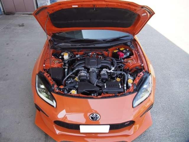 ＧＲ８６ ＲＺ　１０周年限定車　フロア６速ＭＴ　チャージスピードフルエアロ　ＨＫＳ車高調　ＳＫＩＤＲＡＣＩＮＧアーム／ロッド　１７インチＡＷ（ＲＡＹＳグラムライツ５７ＣＡ）・ＡＰＥＸマフラー（17枚目）