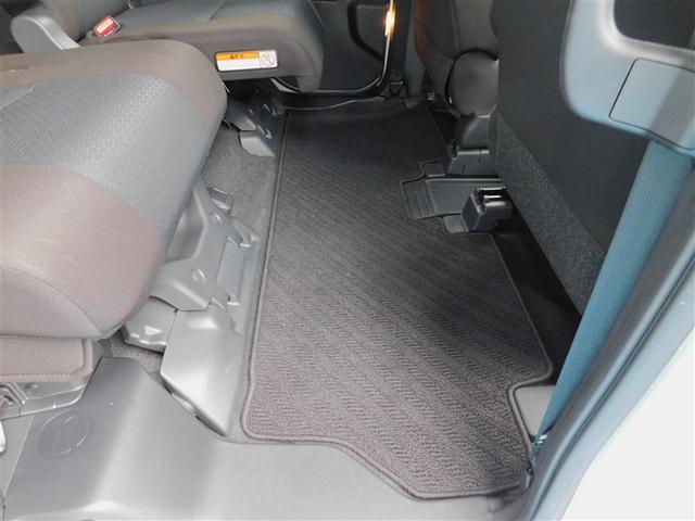 フラットでワイドな足元スペース