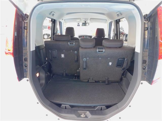 低いフロアーと高いルーフで荷物の出し入れがしやすいラゲージスペース