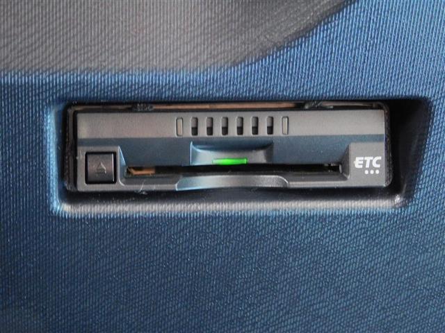 アクア クロスオーバー　メディアプレイヤー接続　Ｂカメラ　イモビライザー　ナビＴＶ　エアコン　ＬＥＤ　ＥＳＣ　アルミホイール　キーフリー　ワンセグ　ＥＴＣ　パワーステアリング　パワーウィンドウ　メモリーナビ　ＡＢＳ（16枚目）