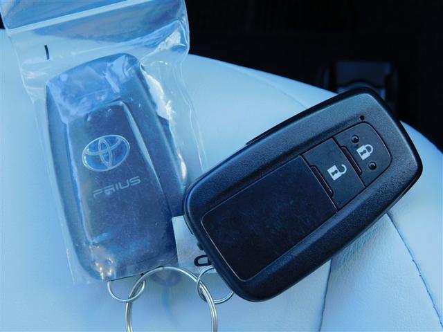 プリウス Aツーリングセレクション ドラレコ付き スマキー イモビライザー バックモニター 1オーナ クルコン 記録簿有 LEDヘッドライト DVD視聴可 ETC ナビTV メモリーナビゲーション 横滑り防止機能 キーフリ アルミ(21枚目)