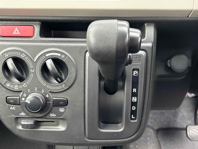 アルト Ｌ　クリアランスソナー　レーンアシスト　衝突被害軽減システム　オートライト　キーレスエントリー　アイドリングストップ　シートヒーター　ＣＶＴ　盗難防止システム　ＡＢＳ　ＥＳＣ　ＣＤ（6枚目）