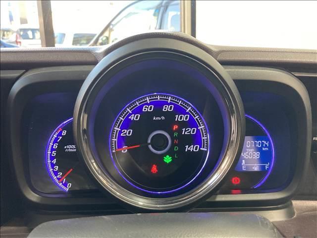 Ｎ－ＯＮＥ プレミアム　禁煙車　ＣＤコンポ　ＡＢＳ　Ｗエアバック　衝突安全ボディ　盗難防止装置　アイドリングストップ　オートエアコン　パワステ　パワーウインド　純正アルミホイール　ＨＩＤヘッドライトベンチシート　スマートキー（3枚目）