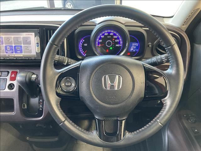 Ｎ－ＯＮＥ プレミアム　ＳＳパッケージ　禁煙車　ナビ　ワンセグ　ＤＶＤ　Ｂｌｕｅｔｏｏｔｈ対応　バックカメラ　ＥＴＣ　衝突軽減ブレーキ　横滑り防止装置　衝突安全ボディ　純正アルミホイール　ＨＩＤヘッドライト　前席シートヒーター　スマートキー（11枚目）