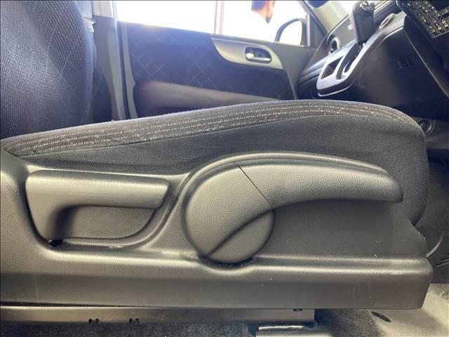 Ｎ－ＯＮＥ プレミアム　ＳＳパッケージ　禁煙車　ナビ　ワンセグ　ＤＶＤ　Ｂｌｕｅｔｏｏｔｈ対応　バックカメラ　ＥＴＣ　衝突軽減ブレーキ　横滑り防止装置　衝突安全ボディ　純正アルミホイール　ＨＩＤヘッドライト　前席シートヒーター　スマートキー（24枚目）