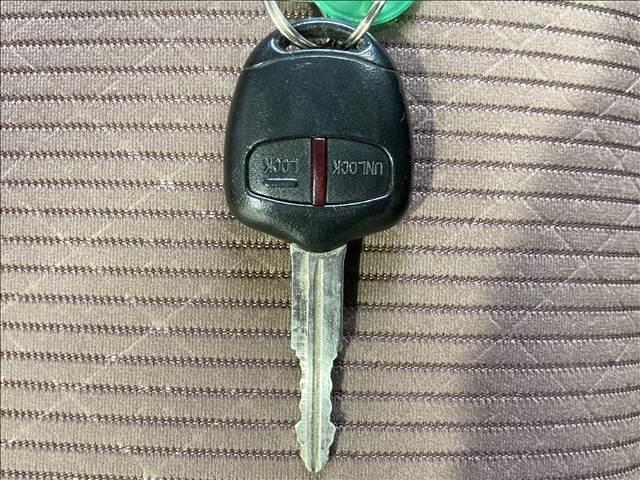 eKワゴン E オーディオ 電動格納ドアミラー キーレス ETC シートヒーター パワーウィンドウ パワーステアリング ABS ベンチシート 純正ホイールキャップ(23枚目)