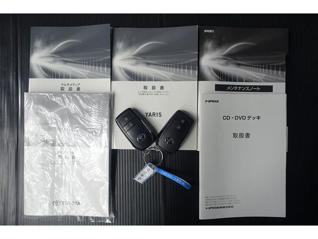 ヤリス ハイブリッドＺ　ＰＣＳ　整備記録簿　ＤＶＤ　地デジ　ＡＷ　Ｂカメラ　アイドリングストップ車　ＬＥＤランプ　スマキー　ＥＴＣ付き　メディアプレイヤー接続　ナビＴＶ　ＶＳＣ　パワステ　１オナ車　クルコン　キーフリー（20枚目）