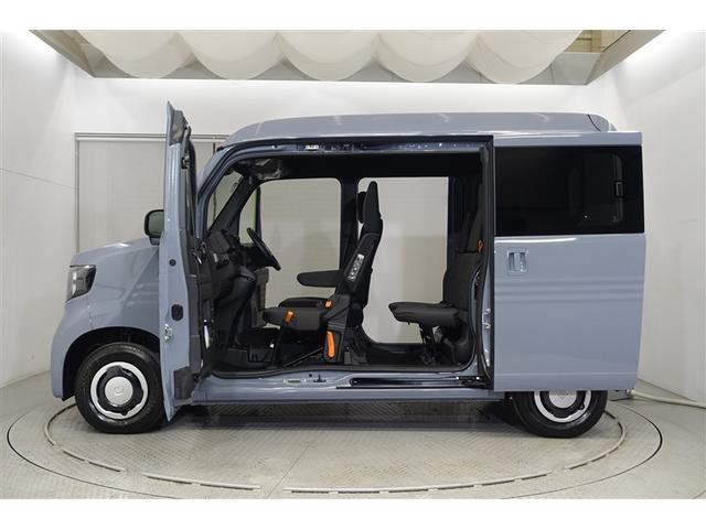 両側スライドドアなので荷物で手がいっぱいの時でも開閉ラクラク。勢い良くドアを開けて隣の車にうっかり・・・なんて心配もなくなりますね♪