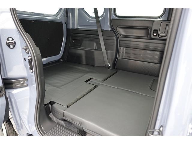 背もたれが倒れますので少々長い荷物も収納出来ますよ。