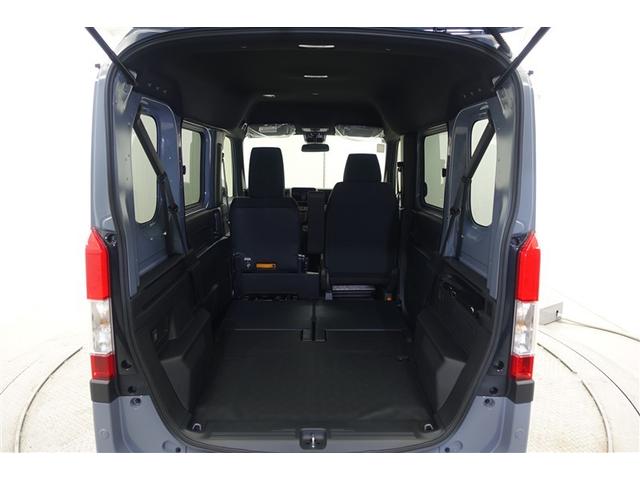 セカンドシートを倒した状態です。セカンドシートは独立可倒、荷物に合わせてラゲッジスペースをアレンジできます。