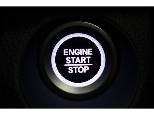 スマートエントリー＆プッシュスタートはキーをバッグ等に携帯している時にブレーキを踏んでスタートボタンを押すとエンジンが始動します。車内に忘れた場合にはロック出来ませんので締め忘れの心配もなくなります！