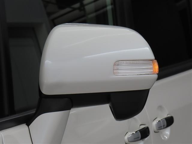 �T�C�h�^�[�������v�t���h�A�~���[�͉E���܎��ɂ܂��̃N���}����s�҂��王�F�����m�ۂ��܂��B