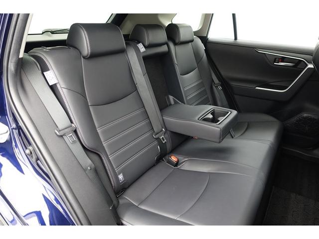 �Z�J���h�V�[�g�̃Z���^�[�ɂ̓A�[�����X�g��������܂��B�K�v�Ȃ����͒��ˏグ�ĉ��K�ȋ�Ԃ��I�@�������h���C�u���ꂽ�����͕I���|���Ȃ���̂�т�h���C�u�o���܂���