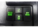 ハイブリッド　ＥＣＯモード　地デジＴＶ　ＤＶＤ再生機能　ＥＳＣ　エアコン　ワイヤレスキー　デュアルエアバッグ　バックモニター　サイドエアバッグ　ナビＴＶ　パワーステアリング　運転席エアバッグ　メモリナビ　ＡＢＳ（32枚目）