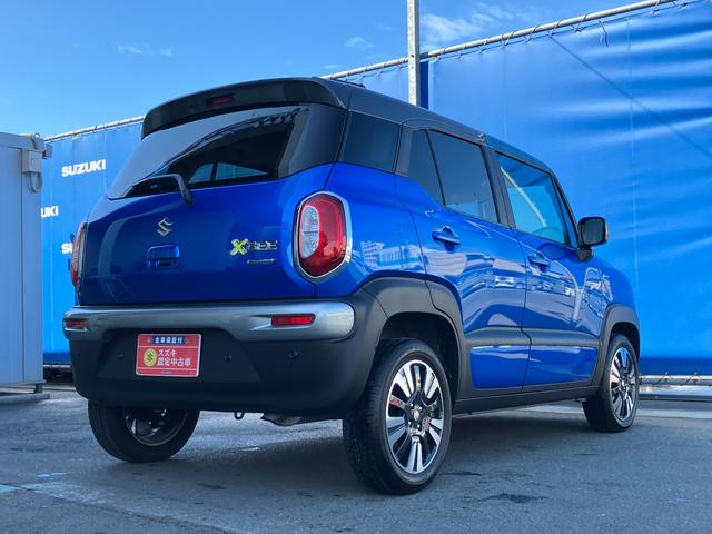 右斜め後ろからの特徴的なフォルム。スポーティな【ルーフエンドスポイラー】が後ろ姿を引き締めます!