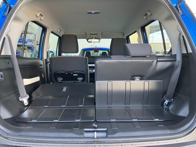 リヤシートも全車消毒済み。シートを倒すと広々ラゲッジフロアに!汚れなど拭き取りやすい素材で快適アウトドアをサポート!