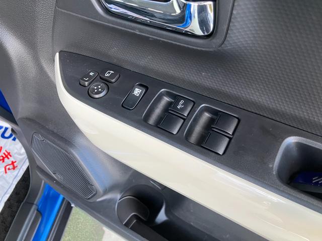 運転席アームレストに、【リモコンドアミラー】【パワーウィンドウ】スイッチあり。手元で操作ラクラク。
