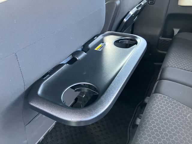 リヤシートも全車消毒済み。前に便利な【パーソナルテーブル】も装備。