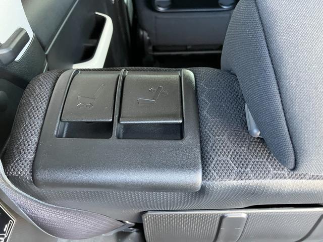 リヤドアにも、小物やドリンクを便利に収納できる【リヤクォータートリムポケット&ドリンクホルダー】が。