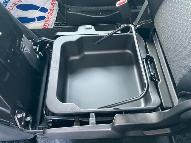 助手席下は取り外し可能な【シートアンダーボックス】付★メンテナンス用品やアウトドアギアなどの収納に♪