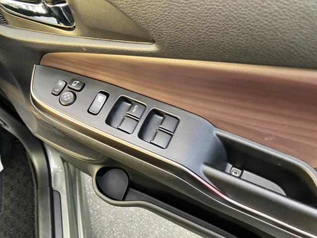 �^�]�ȃA�[�����X�g�ɁA�y�����R���h�A�~���[�z�y�p���[�E�B���h�E�z�X�C�b�`����B�茳�ő��색�N���N�B