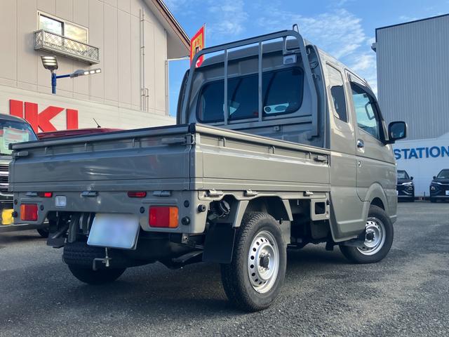 �E�΂ߌ�납��̓����I�ȃt�H�����B�����H�n���ł��^�]���₷�����ȏ���肪�����R���p�N�g�{�f�B��