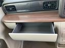 助手席前の充実収納スペース★インパネボックスは箱ティッシュが入れられて便利です♪