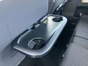 リヤシートも全車消毒済み。前に便利な【パーソナルテーブル】も装備。