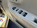 運転席アームレストに、【リモコンドアミラー】【パワーウィンドウ】スイッチあり。手元で操作ラクラク。