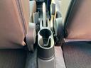 運転席と助手席の間にある【ドリンクホルダー】！後ろの席からも使えますよ。