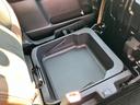 助手席下は取り外し可能な【シートアンダーボックス】付★メンテナンス用品やアウトドアギアなどの収納に♪