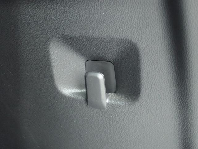 ���Q�b�W���[���̉��ɂ��֗��ȃV���b�s���O�t�b�N���t���Ă��܂��I