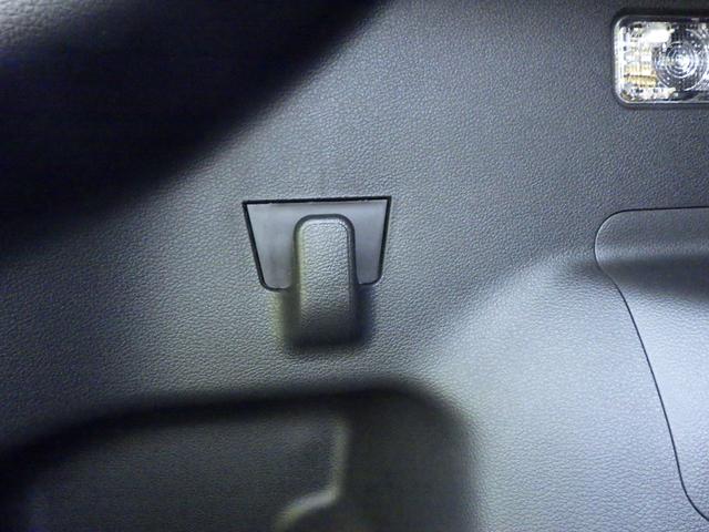 ���Q�b�W���[���̉��ɂ��֗��ȃV���b�s���O�t�b�N���t���Ă��܂��I